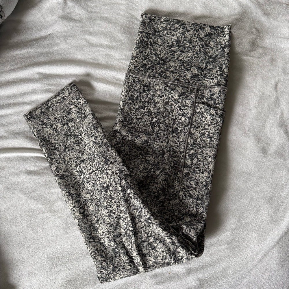 Athleta salutation stash 7/8 pocket leggings